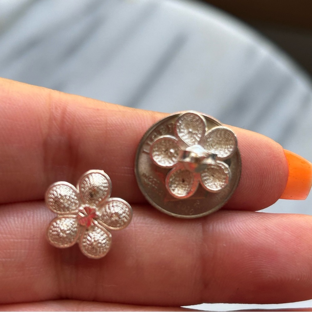 Sterling Silver  Flower shaped stud earrings - Picture 9 of 9